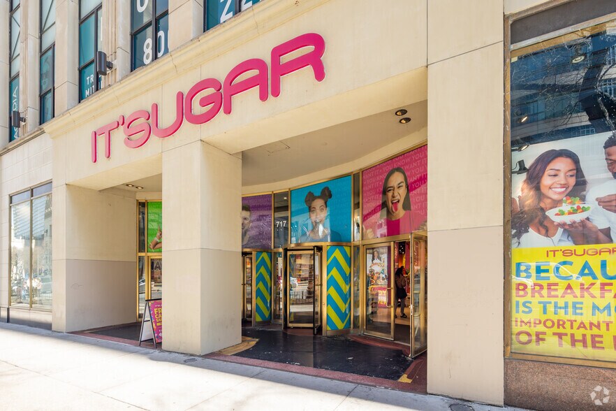 717 N Michigan Ave, Chicago, IL à louer - Photo du bâtiment - Image 2 de 4