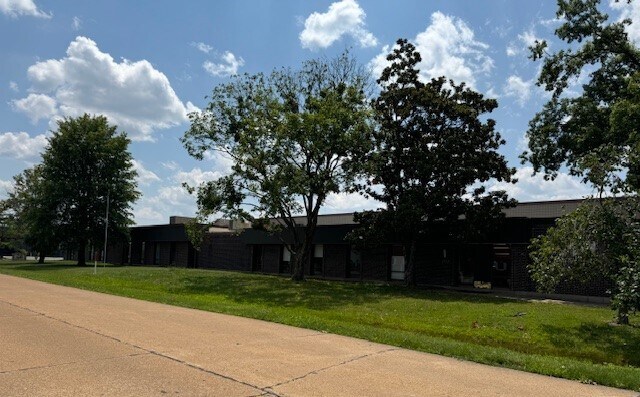 1717 Fenpark Dr, Fenton, MO à vendre - Photo du bâtiment - Image 3 de 8