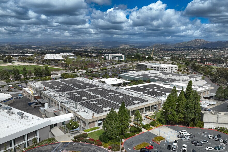 16399 W Bernardo Dr, San Diego, CA à louer - Photo du bâtiment - Image 2 de 6