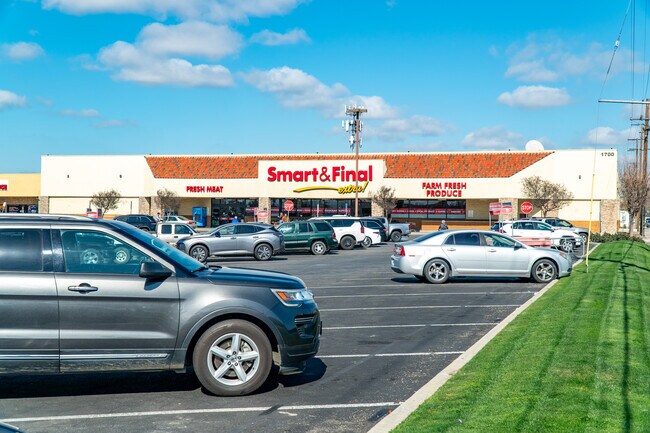 More details for 1700 High St, Delano, CA - Retail for Sale