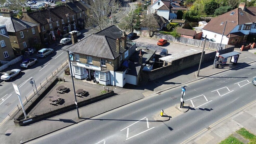 1A Rickmansworth Rd, Pinner à vendre - Photo du bâtiment - Image 3 de 14