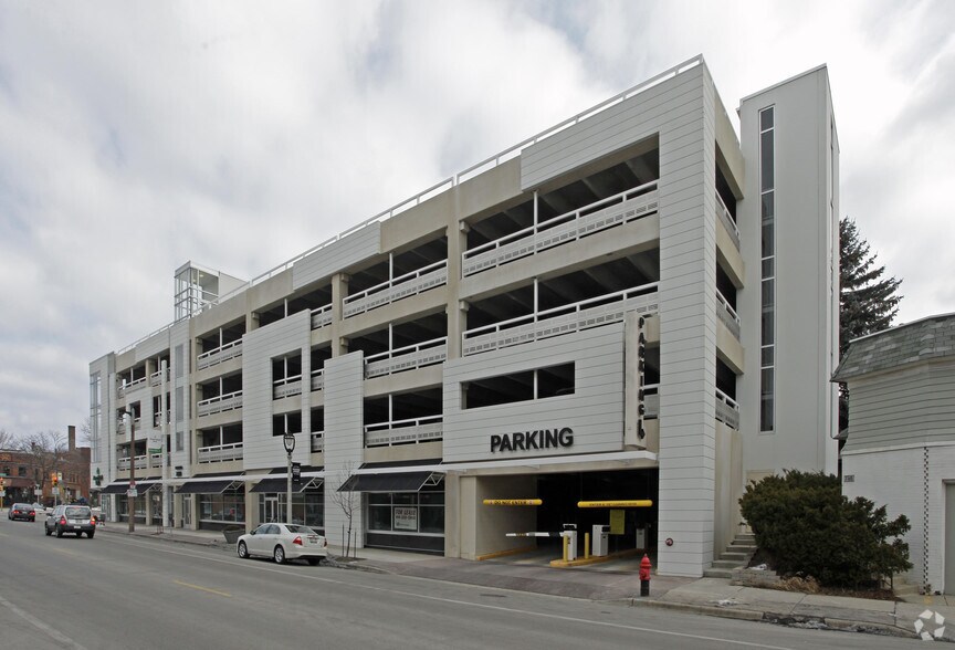 2574-2590 N Downer Ave, Milwaukee, WI à vendre - Photo du bâtiment - Image 3 de 6