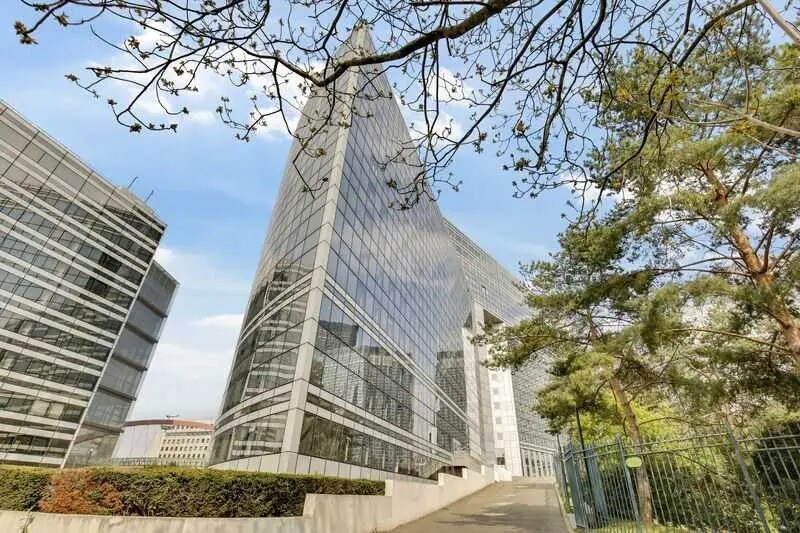 16 Rue Hoche, Puteaux à louer - Photo du bâtiment - Image 2 de 9