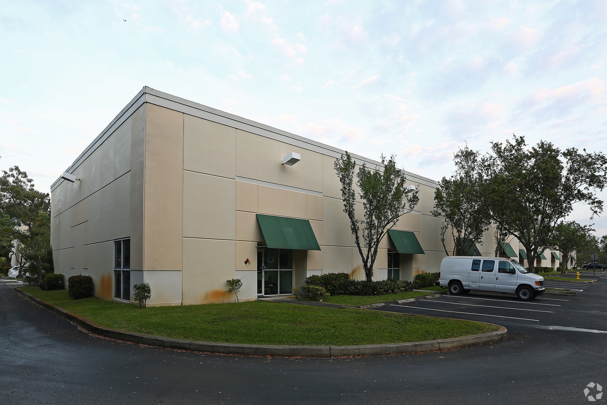 555-599 Sawgrass Corporate Pky, Sunrise, FL for lease Building Photo- Image 1 of 13