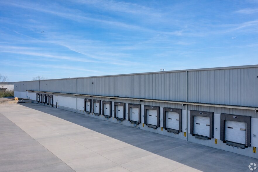 9180 LeSaint Dr, Fairfield, OH à louer - Photo du bâtiment - Image 2 de 3