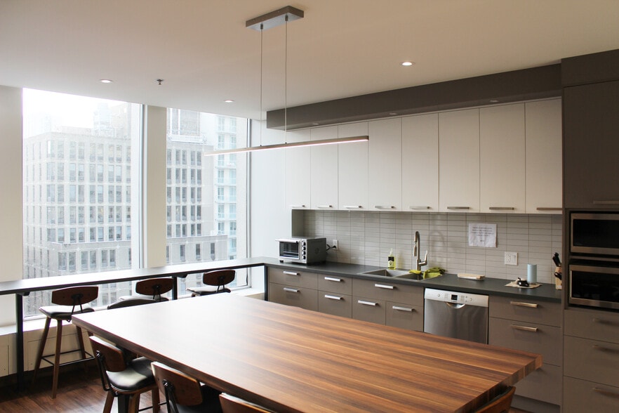 2015 Rue Peel, Montréal, QC for lease - Interior Photo - Image 3 of 29