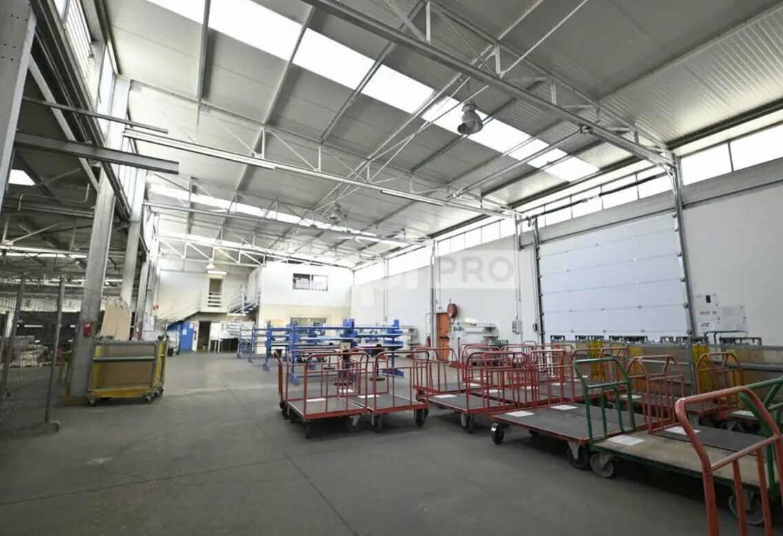 Office in Saint-Genis-Laval for lease Interior Photo- Image 1 of 10