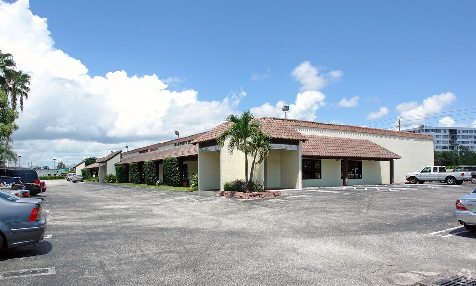 1649 Forum Pl, West Palm Beach, FL à louer - Photo du bâtiment - Image 2 de 4