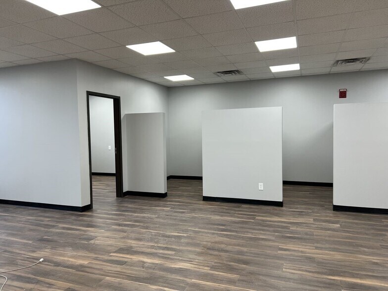 2540 Ridgemar Ct, Louisville, KY for lease - Interior Photo - Image 2 of 5