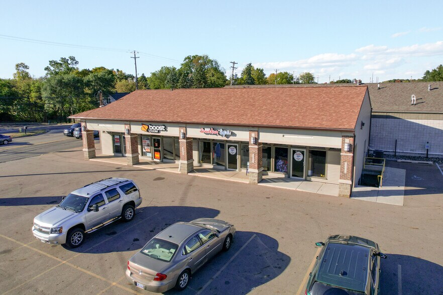 635 S Waverly Rd, Lansing, MI à louer - Photo du bâtiment - Image 2 de 11
