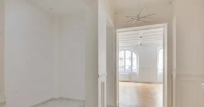 Flex in Paris for lease - Interior Photo - Image 2 of 11