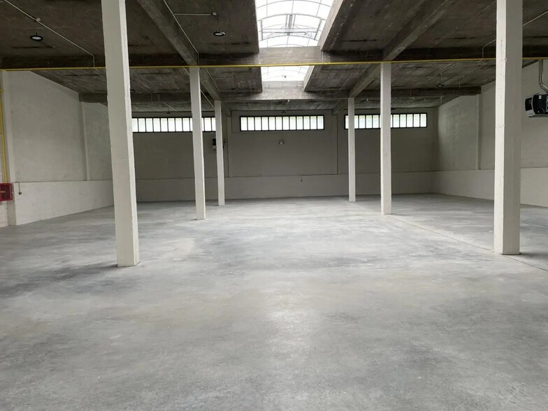 Flex in Montreuil for lease - Interior Photo - Image 2 of 13