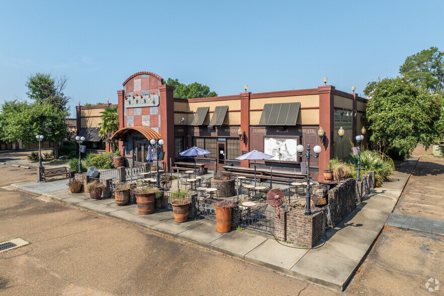 The Bulldog Restaurant portefeuille de 2 propriétés à vendre sur LoopNet.ca - Photo du bâtiment - Image 1 de 33