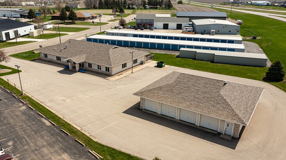 202 5th St SE, Kasson, MN à vendre - Photo du bâtiment - Image 3 de 36