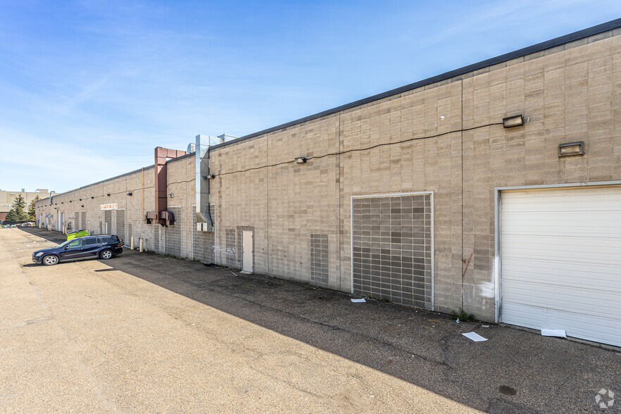 4900-4990 93 Av NW, Edmonton, AB à louer - Photo du bâtiment - Image 3 de 7