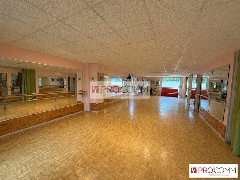 Retail in Chartres for lease - Interior Photo - Image 1 of 3
