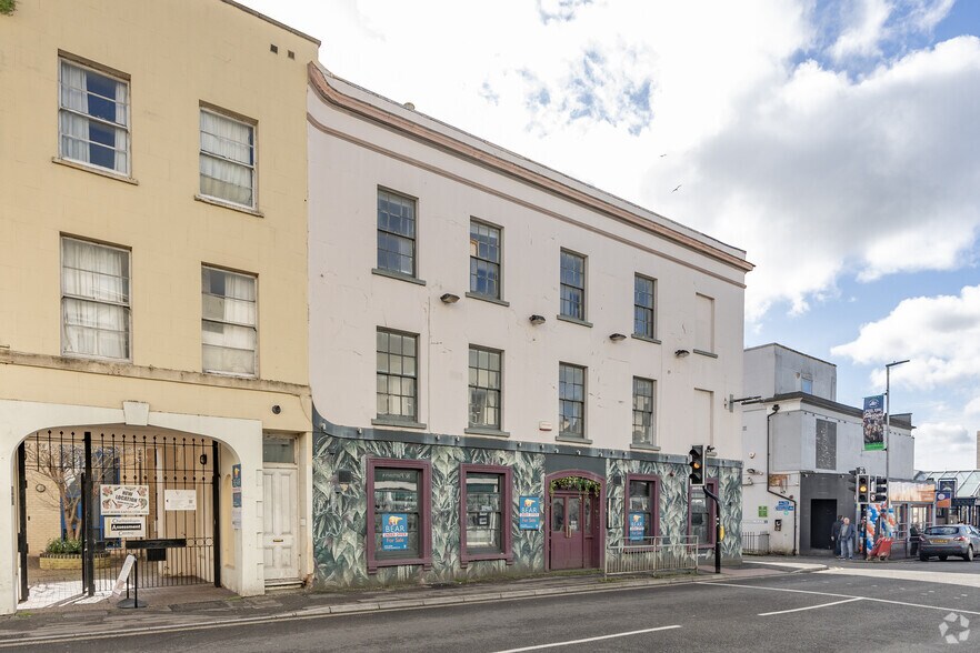 10 Bath Rd, Cheltenham à vendre - Photo du bâtiment - Image 2 de 3