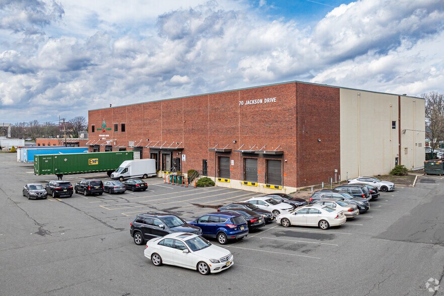 70 Jackson Dr, Cranford, NJ à louer - Photo du bâtiment - Image 2 de 17