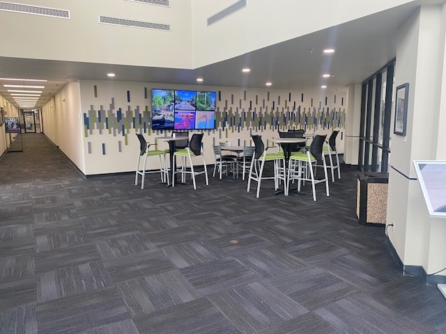 300 E Walnut St, Evansville, IN à louer - Photo du bâtiment - Image 2 de 21