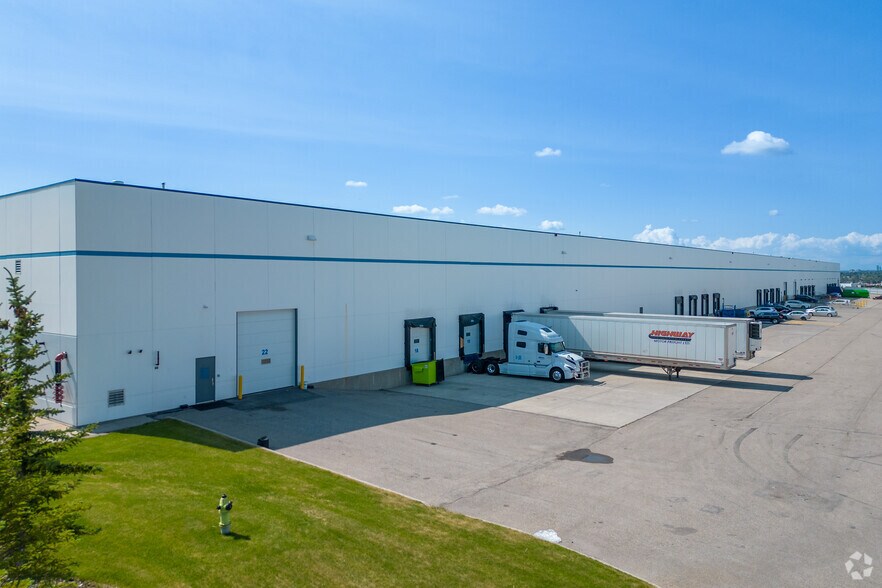 19 Aero Dr NE, Calgary, AB à louer - Photo du bâtiment - Image 2 de 7