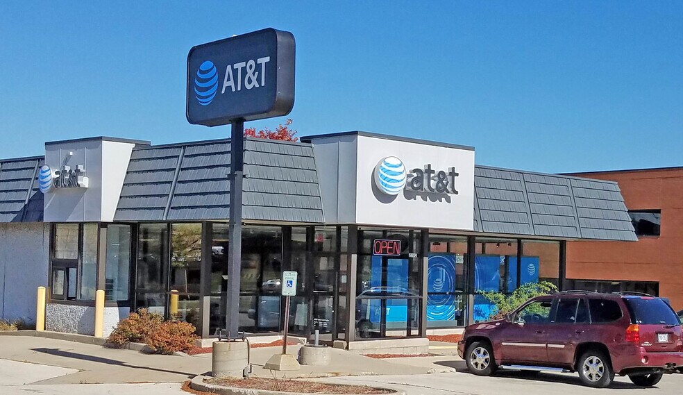 2202 E Moreland Blvd, Waukesha, WI à louer - Photo du bâtiment - Image 2 de 3