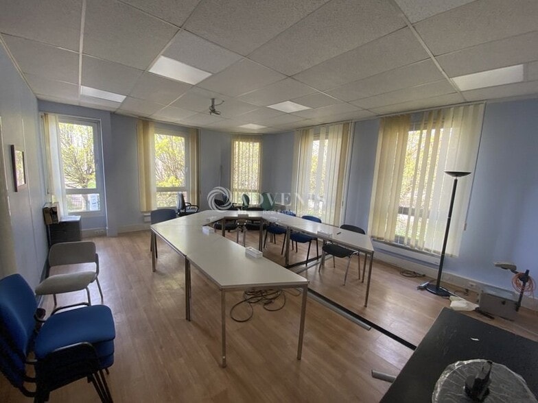 41 Avenue Des 3 Peuples, Montigny-le-Bretonneux for lease - Interior Photo - Image 3 of 9