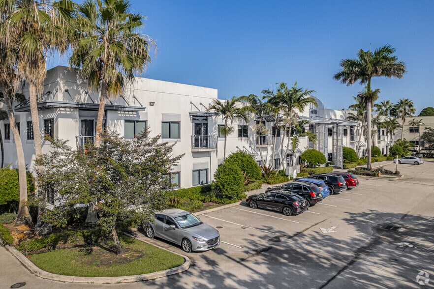 6820 Lyons Technology Cir, Coconut Creek, FL à louer - Photo du bâtiment - Image 1 de 6