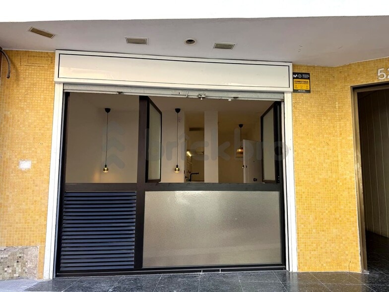 Immeuble residentiel dans Barcelone, Barcelona à vendre - Photo du bâtiment - Image 2 de 4