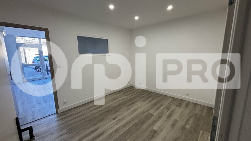 Retail in Arles for sale - Interior Photo - Image 3 of 9