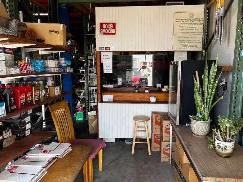 11841 Washington Blvd, Whittier, CA for lease - Interior Photo - Image 3 of 17