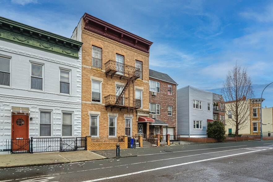 3172 44th St, Astoria, NY à vendre - Photo du bâtiment - Image 2 de 74