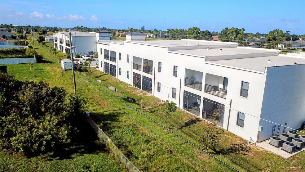 907 Skyline Blvd, Cape Coral, FL for sale - Building Photo - Image 3 of 6