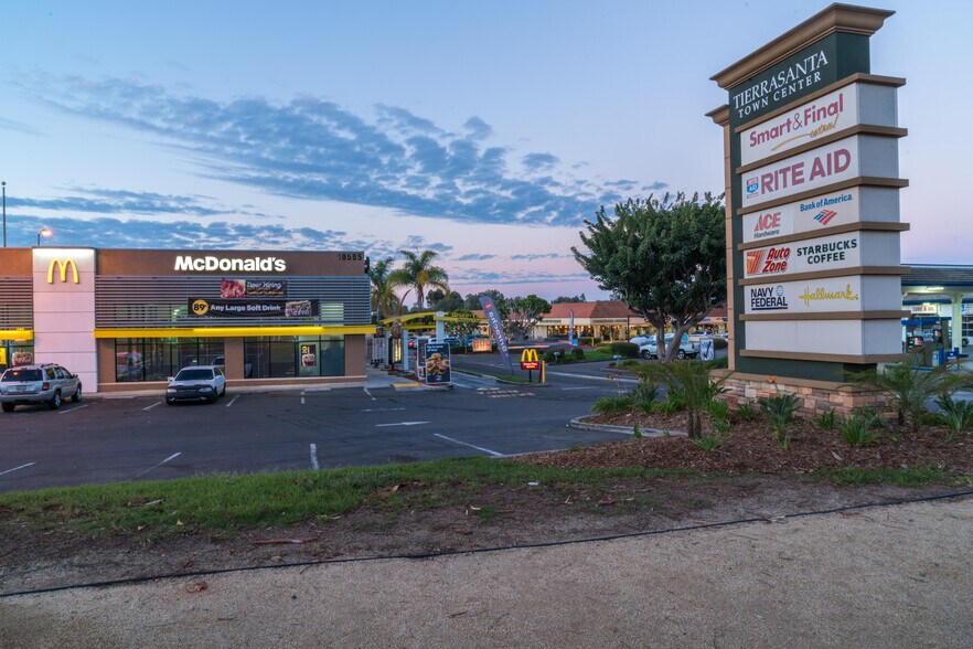 10601-10633 Tierrasanta Blvd, San Diego, CA à louer - Photo du bâtiment - Image 2 de 9