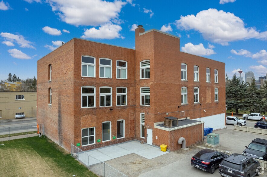 902 9 Ave SE, Calgary, AB à vendre - Photo du bâtiment - Image 2 de 17