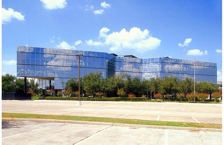 8600 Freeport Pky, Irving, TX à louer - Photo du bâtiment - Image 2 de 8