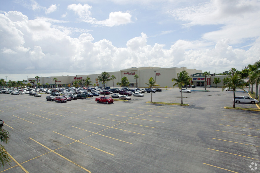 500-520 W 49th St, Hialeah, FL à louer - Photo principale - Image 1 de 1