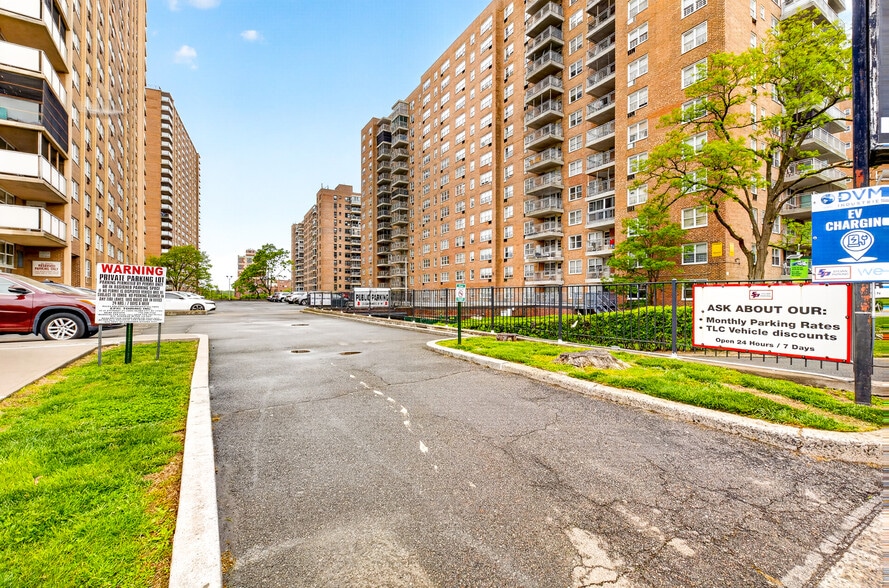 4370 Kissena Blvd, Flushing, NY for lease - Building Photo - Image 2 of 3