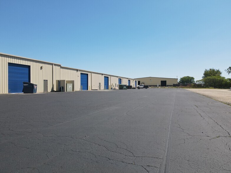 1101-1119 Ashwaubenon St, Green Bay, WI for lease - Building Photo - Image 3 of 9