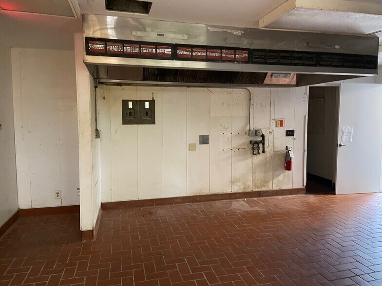 505 W Murdock Ave, Oshkosh, WI for lease - Interior Photo - Image 3 of 7