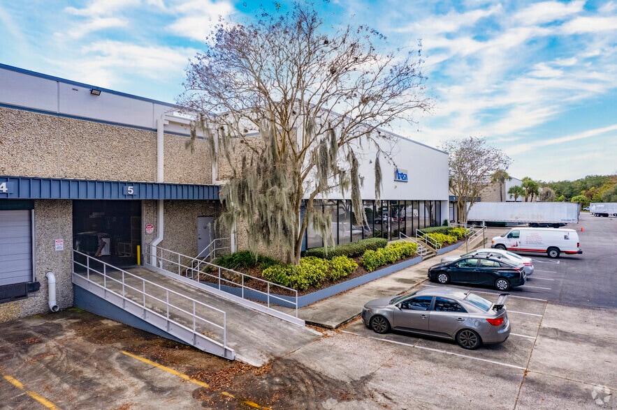9201 King Palm Dr, Tampa, FL for lease - Building Photo - Image 3 of 10