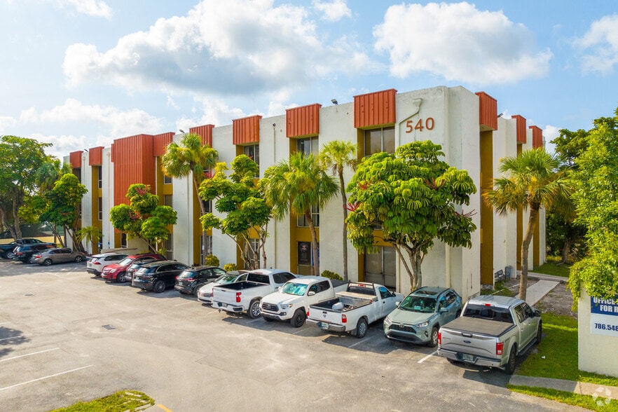 540 NW 165th St, Miami, FL for lease - Building Photo - Image 3 of 11