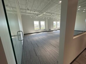 2250 E Devon Ave, Des Plaines, IL for lease Building Photo- Image 2 of 8