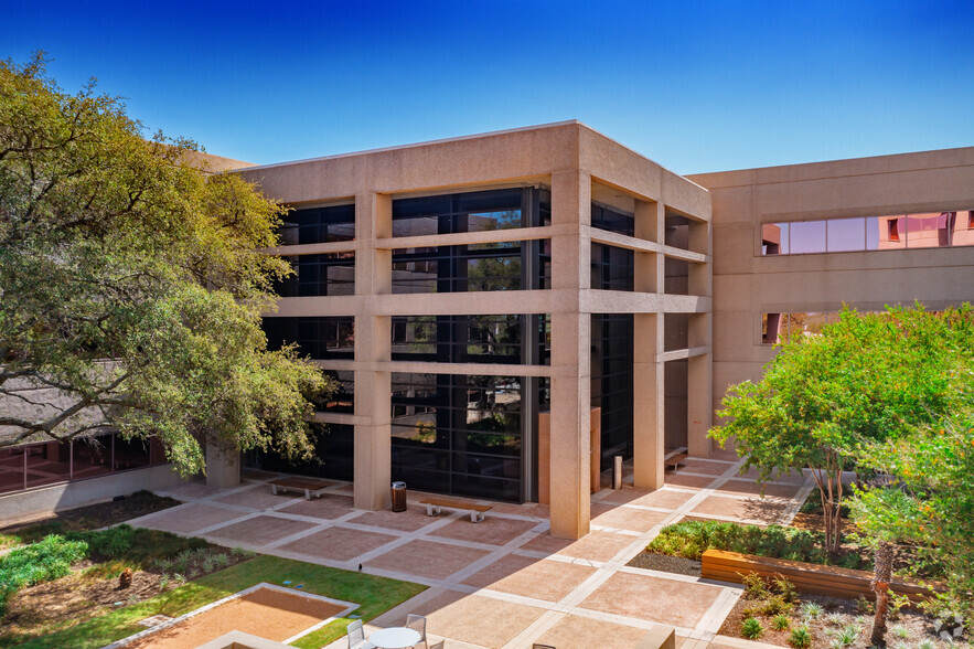 7990 W Interstate 10, San Antonio, TX à louer - Photo du bâtiment - Image 1 de 12