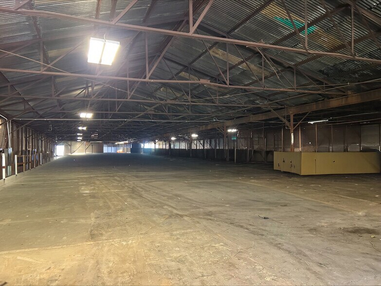 2476 Lawrence Ave, Atlanta, GA for sale - Interior Photo - Image 3 of 5