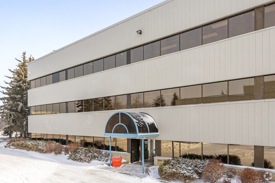 17007 107 Ave NW, Edmonton, AB à louer - Photo du bâtiment - Image 3 de 3
