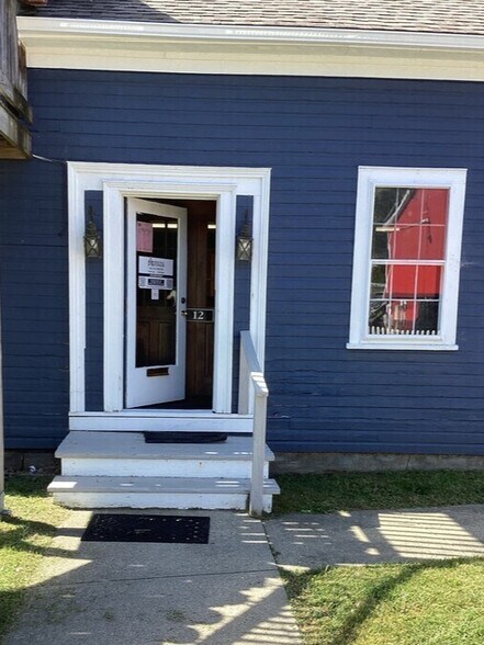 12 Elm St, Hatfield, MA à louer - Photo du bâtiment - Image 2 de 10
