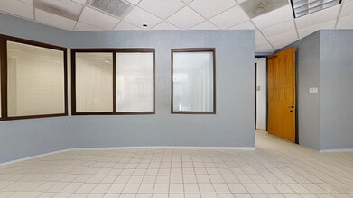 16001 Bay Vista Dr, Clearwater, FL à louer Hall d’entrée- Image 2 de 8