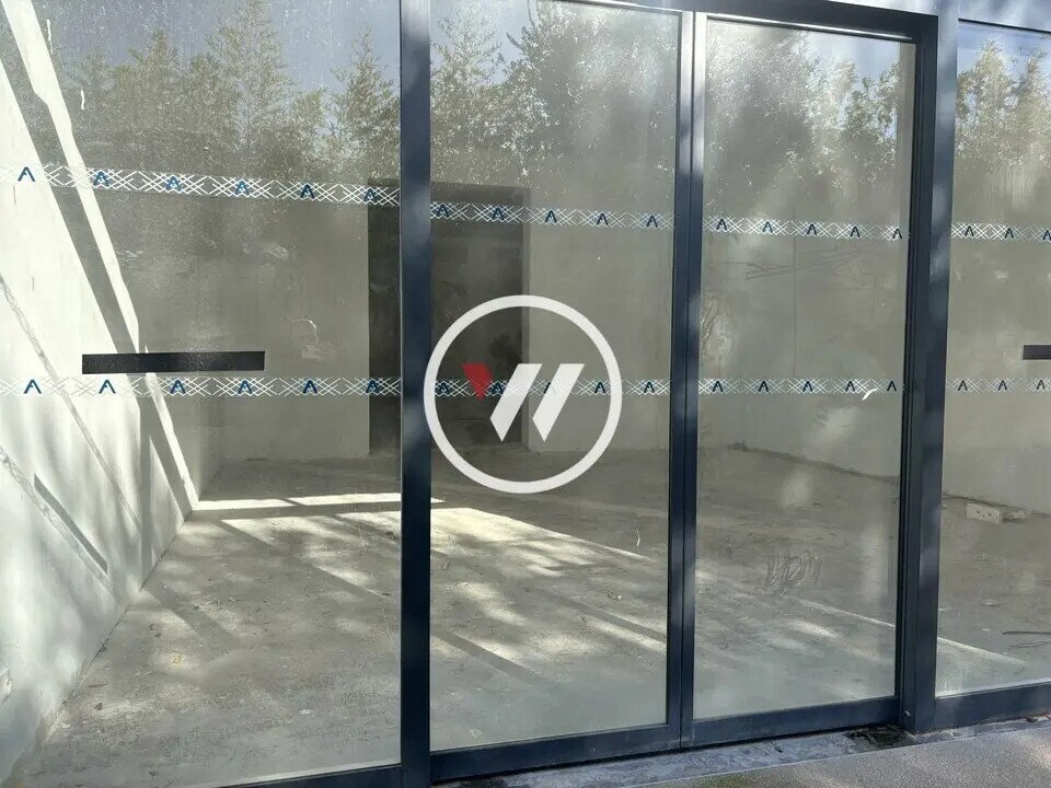 Retail in Gardanne for lease Building Photo- Image 1 of 4