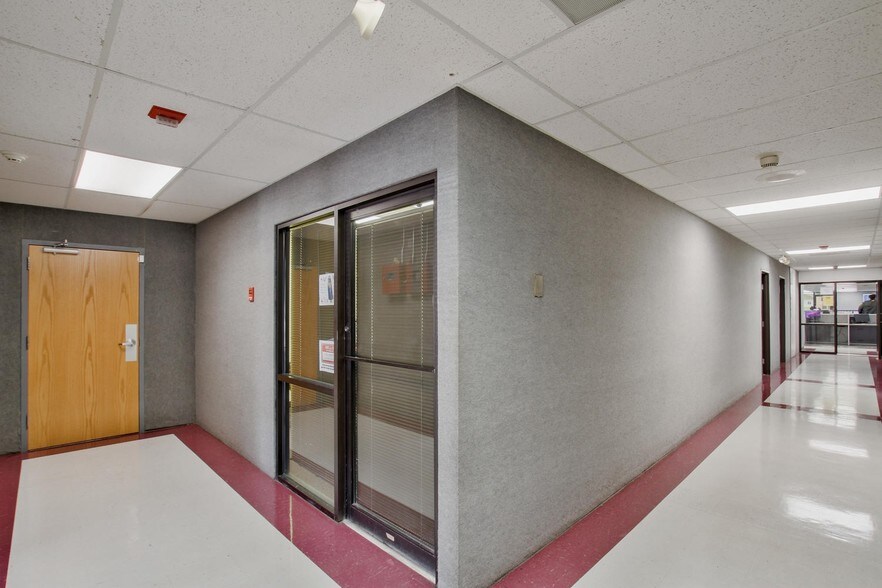 7370 E 37th St, Wichita, KS à louer - Photo du bâtiment - Image 3 de 36