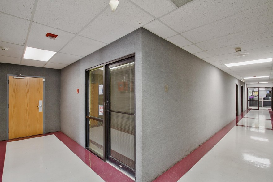 7370 E 37th St, Wichita, KS à louer - Photo du bâtiment - Image 3 de 36